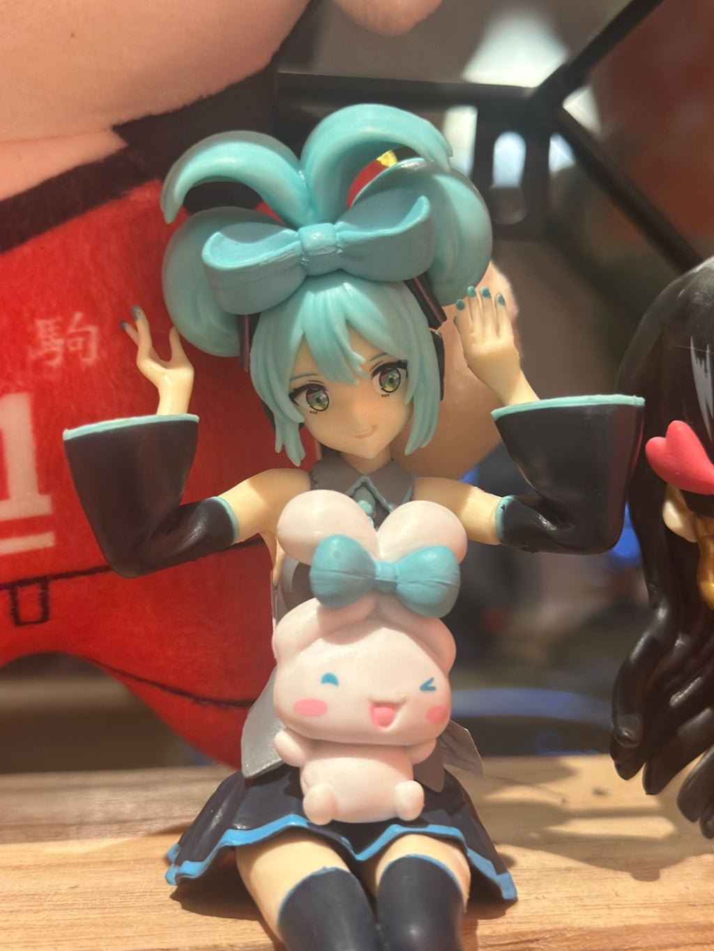 Hatsune Miku sedeća figurica sa belim zečićem, prednji pogled