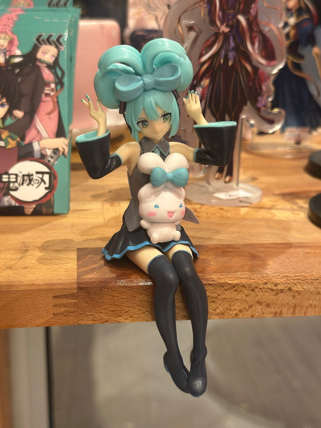 Hatsune Miku sedeća figura – fotografija 1