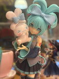 ANF-076 | Hatsune Miku Figure – Standing with White Bunny on Round Base