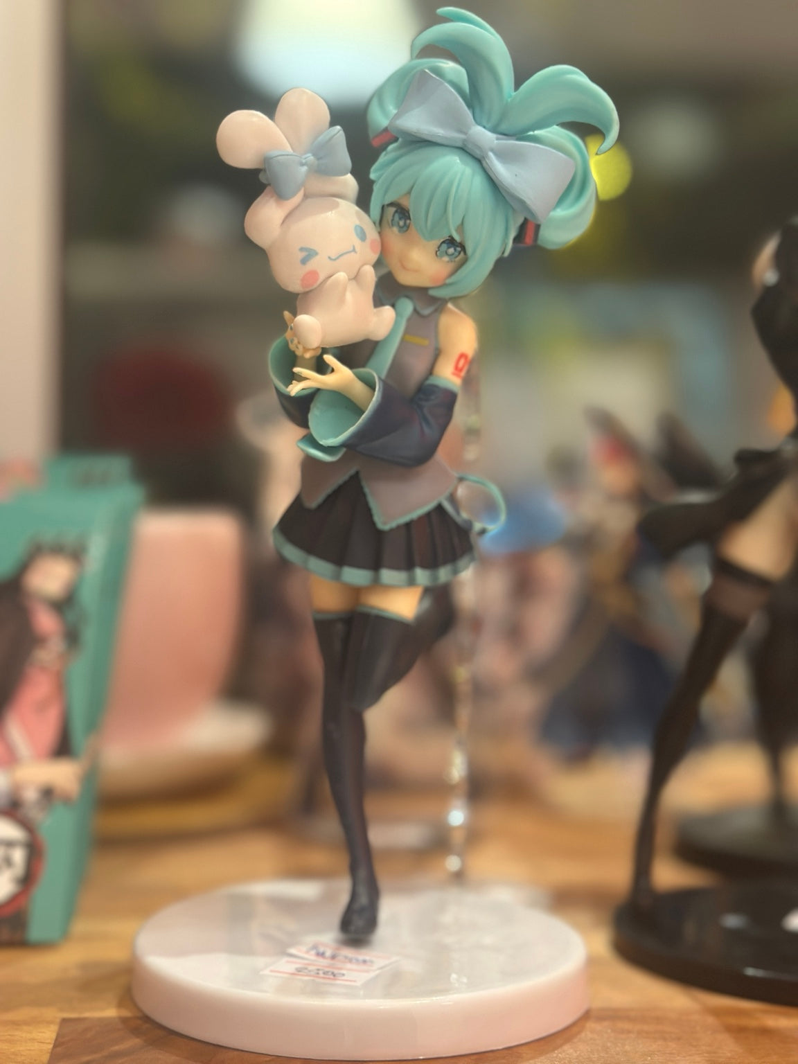 ANF-076 | Hatsune Miku Figure – Standing with White Bunny on Round Base