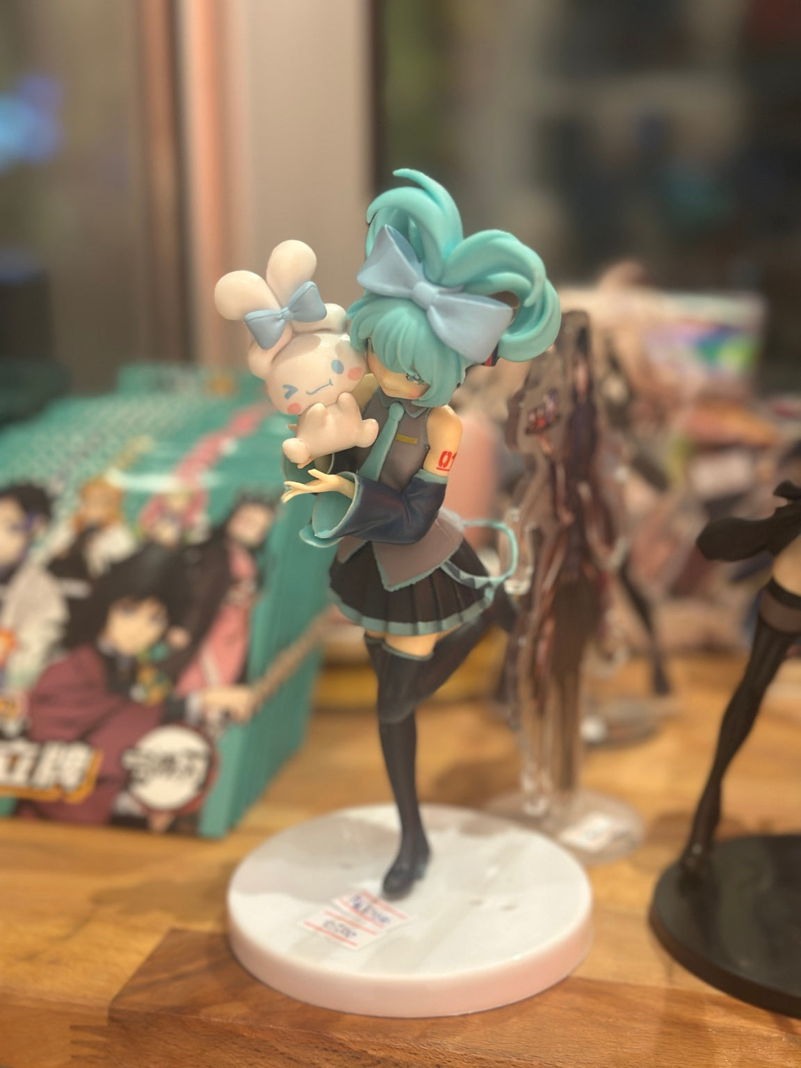 ANF-076 | Hatsune Miku Figure – Standing with White Bunny on Round Base