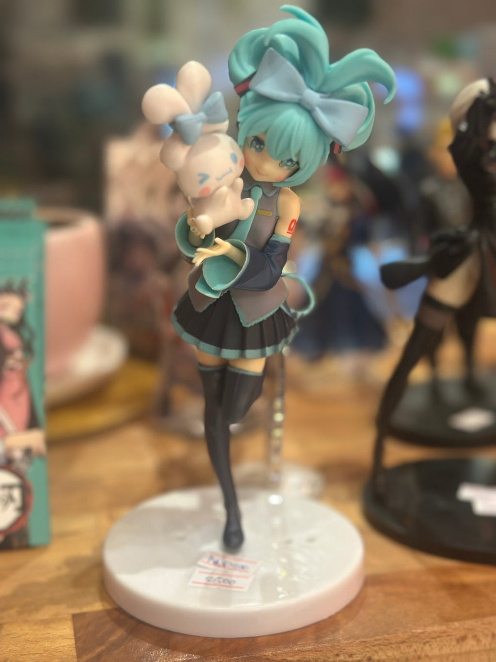ANF-076 | Hatsune Miku Figure – Standing with White Bunny on Round Base