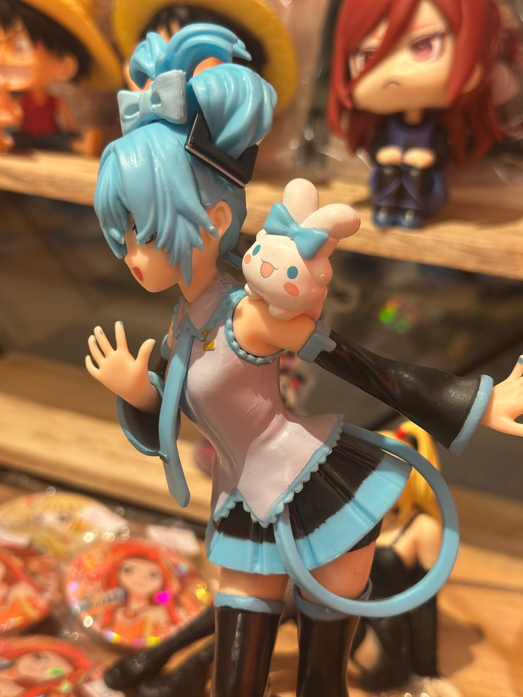 Hatsune Miku figurica – bočni pogled