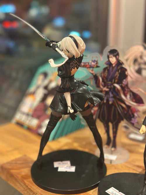NieR Automata 2B figura – pogled otpozadi
